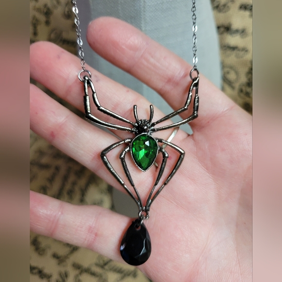 🛒🛍️💥NWT adorable spider necklace pendant 2×3 perfect for Halloween - Picture 5 of 6